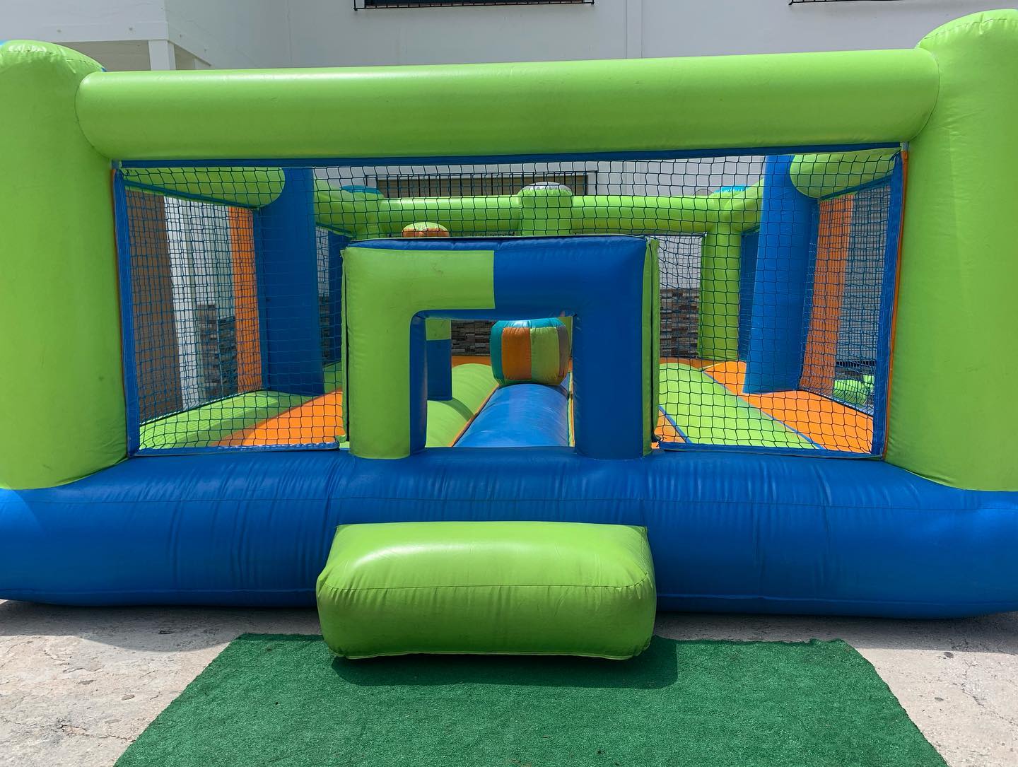 Castillo hinchable en el patio